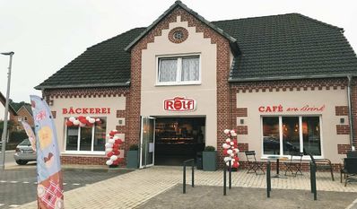 Sieht wieder aus wie früher: Das neue Café am Brink in Hambergen. Unten: Michael Rolf-Pissarczyk, Ina Engelke, Jorit Rolf-Pissarczyk und Ursula Pissarczyk im Café.