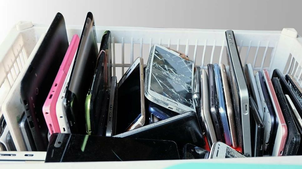Daraus kann man noch etwas machen: Auch Smartphones bzw. die in ihnen verwendeten Materialen lassen sich recyclen.