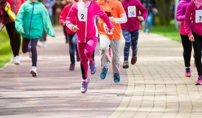 In Hambergen heißt es in den letzten zwei Wochen vor den Sommerferien: Laufen für den guten Zweck.