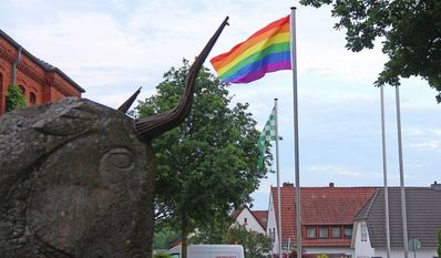 Versprochen ist versprochen: Am internationalen Tag gegen Homophobie wurde keine Fahne gehisst, weil man keine hatte. Man versprach aber, eine zum Christopher Street Day zu organisieren.