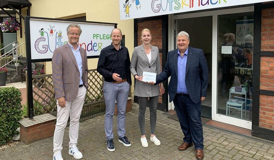 Matthias Kook, Tom Kreyenhop, Michelle Hanschen und Olaf Bargemann vor dem Sitz der GutsKinderPflege in Lilienthal. Foto: an