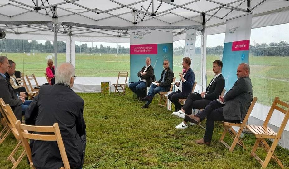 Auf Einladung des Landesverbands Erneuerbarer Energien diskutierten Politiker:innen unter anderem über Biogasanlagen.