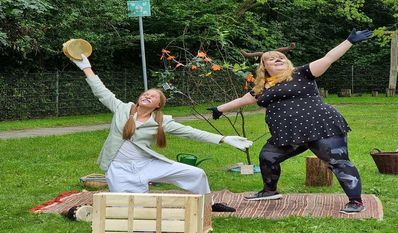 Mit Gesang, Tanz und Instrumenten versuchten das Häschen (Lena Kluger) und die fröhliche Kuh (Franziska Steinhaus) den weisen Kranich Barbur auf die Wiese des Kindergarten Ritterhuder Straße zu locken. Foto: nek