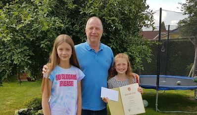 Bürgermeister Detlev Fischer gratulierte den Leichtathletinnen Mina Kosch (li.) und Lahja Diekmann persönlich.