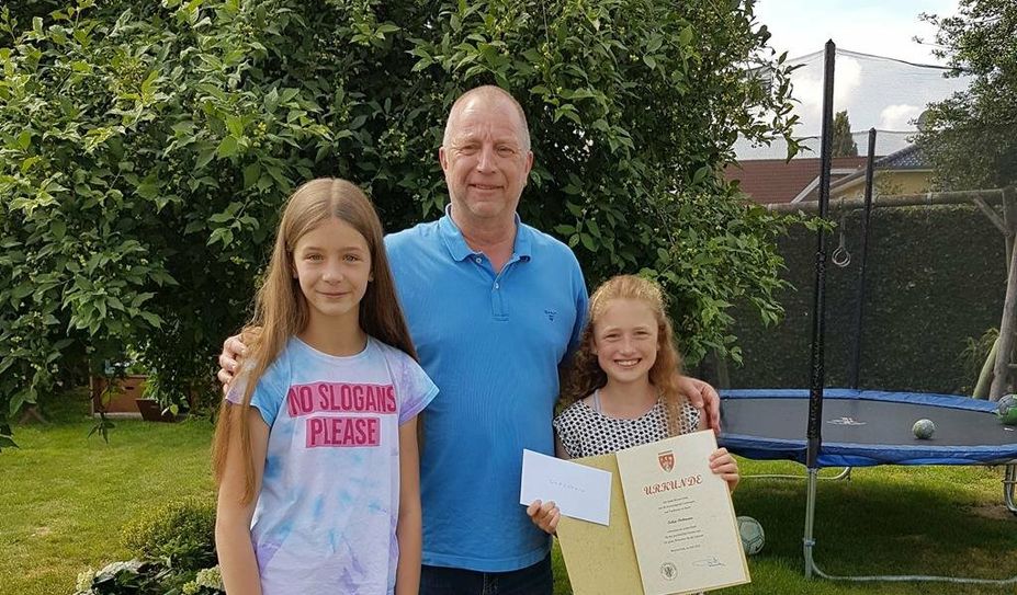 Bürgermeister Detlev Fischer gratulierte den Leichtathletinnen Mina Kosch (li.) und Lahja Diekmann persönlich.