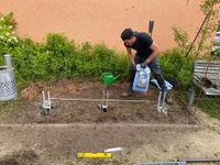 Mit vereinten Kräften läuft das halt: Gemeinsam mit Bastian Just (Foto) von der Worpsweder Firma Stick & Stones sowie Johannes Scholz von der Mosterei Fabelhof hat Marcus Beyer bereits einen Spielzeugschrank am Spielplatz Neu Osterwede errichtet.