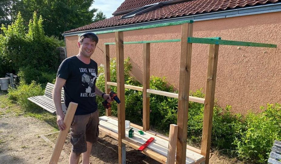Mit vereinten Kräften läuft das halt: Gemeinsam mit Bastian Just von der Worpsweder Firma Stick &amp; Stones sowie Johannes Scholz (Foto) von der Mosterei Fabelhof hat Marcus Beyer bereits einen Spielzeugschrank am Spielplatz Neu Osterwede errichtet.