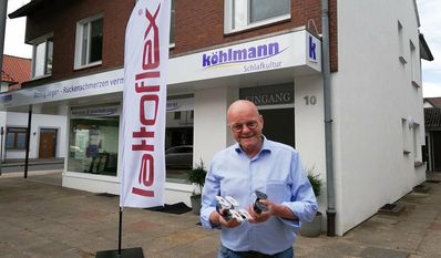 Hartmut Köhlmann stellt am Standort in Bremervörde Schlafsysteme von Lattoflex vor.