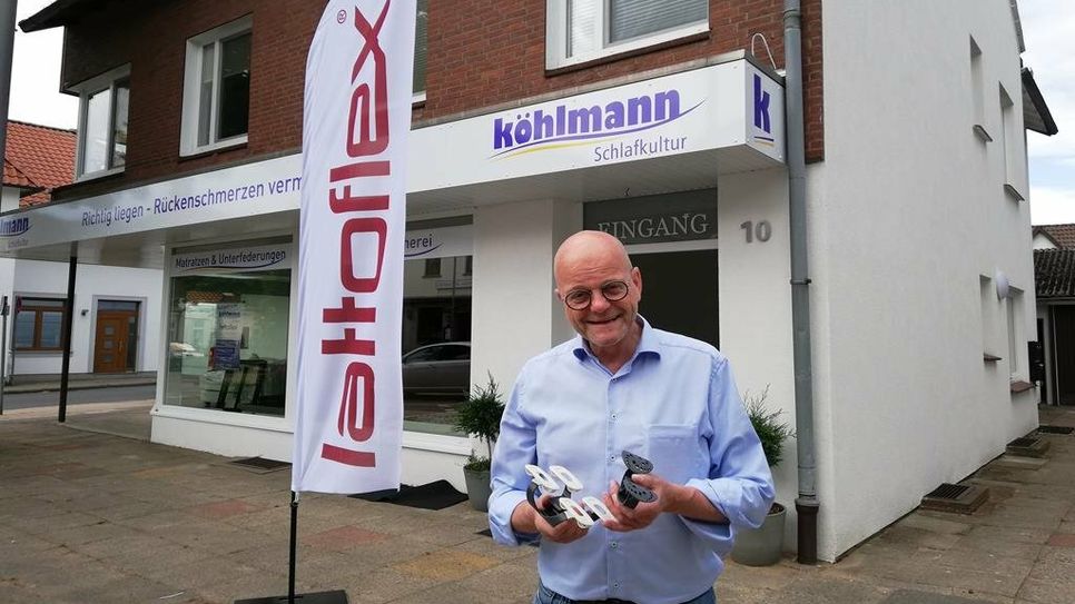 Hartmut Köhlmann stellt am Standort in Bremervörde Schlafsysteme von Lattoflex vor.