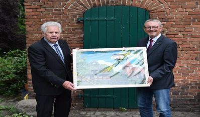 Friedrich Humborg (links) erhielt bei seiner Ehrung ein Gemälde der Meyenburger Kirche.