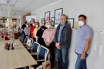 Andre Felgenhauer (ganz links) und Karl-Heinz Fürst (vorne rechts) präsentierten Schwaneweder Kommunalpolitiker:innen den vor drei Wochen in Betrieb genommenen Convivo Park.