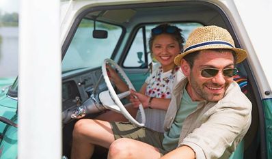 Mit dem eigenen Auto in den Urlaub starten: Dieser Trend dürfte sich auch 2021 fortsetzen. Ein gründlicher Fahrzeugcheck vor Abfahrt schützt vor Pannen.