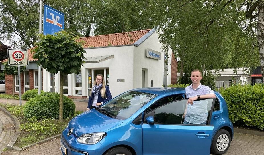 Volksbank-Kundenberaterin Kira Tiede und Gewinner Alexander Rasmussen.