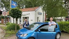 Volksbank-Kundenberaterin Kira Tiede und Gewinner Alexander Rasmussen.
