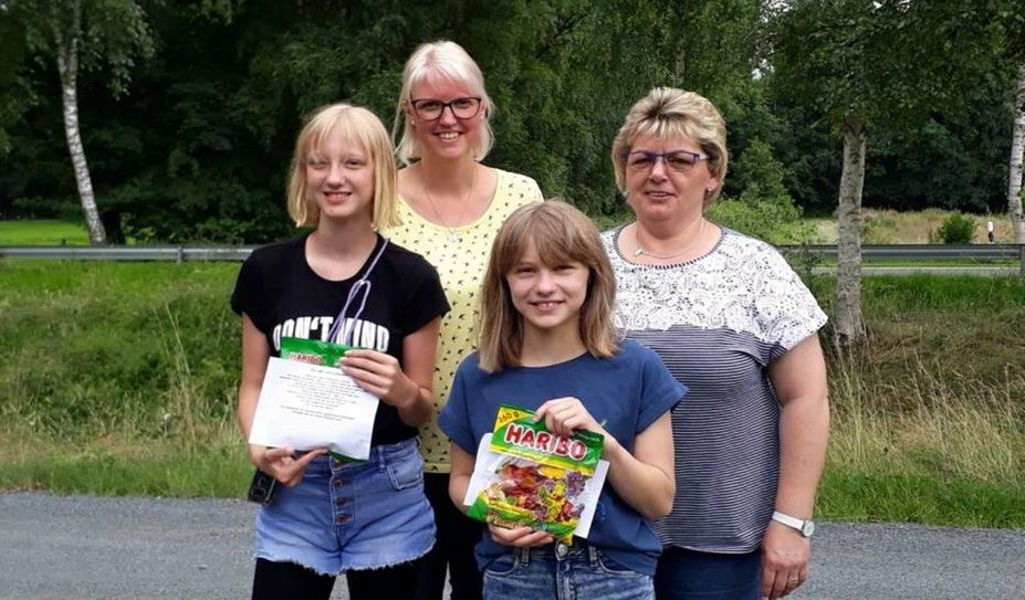 Die Jugendleiterinnen Jessica Bargmann-Kück (hinten li.) und Christiane Düls mit Amy-Jolie Kück (vorne li.) und Carolina Witz bei ihrer Versüßungsaktion.