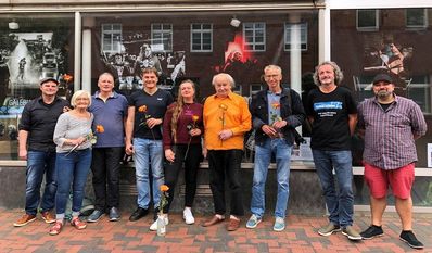 Initiatoren und Fotograf:innen trafen sich kürzlich zur Ausstellungserffnung im ehemaligen G&K-Haus.