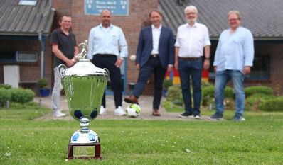 Der Pokal sucht einen neuen Besitzer: Organisatoren und Sponsoren freuen sich auf die Sportwoche in Bornreihe.