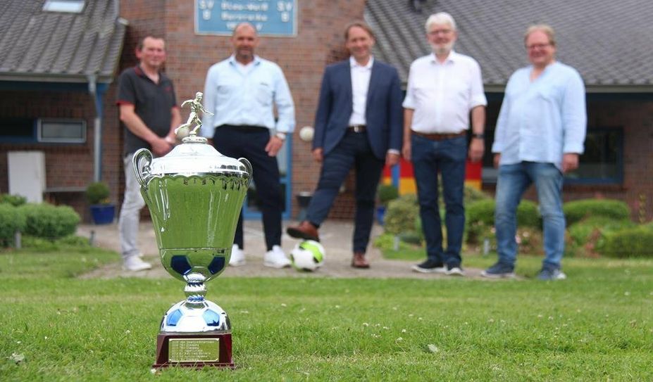 Der Pokal sucht einen neuen Besitzer: Organisatoren und Sponsoren freuen sich auf die Sportwoche in Bornreihe.