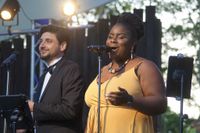 Stimmgewaltig präsentierten John und Valencia die Popsongs zum Mitsingen