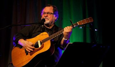 Klaus Lage wird die Besucher:innen im Hamme Forum mit seiner einmaligen Stimme begeistern.