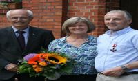 Landrat Hermann Luttmann übergab Hans-Hinrich Kahrs das Verdienstkreuz. Kahrs&apos; Ehefrau Ulrike bekam Blumen.