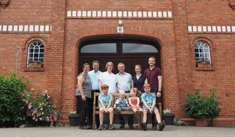 Margrit und Siegfried Kahrs mit Kindern und Enkelkindern.
