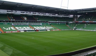 Politisch umkämpftes Terrain: Stets versuchen politische Akteuren jedweder Couleur das Weserstadion  für sich und ihre politischen Botschaften einzunehmen.