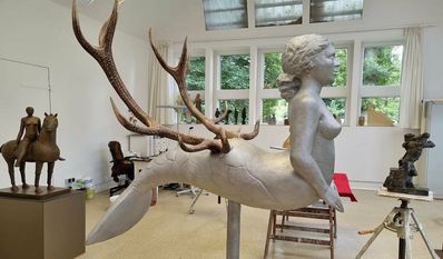 Diana, eine Aluminium-Skulptur von Gisela Eufe, die Symbiose von Mensch, Tier und Elementen. Foto: nek