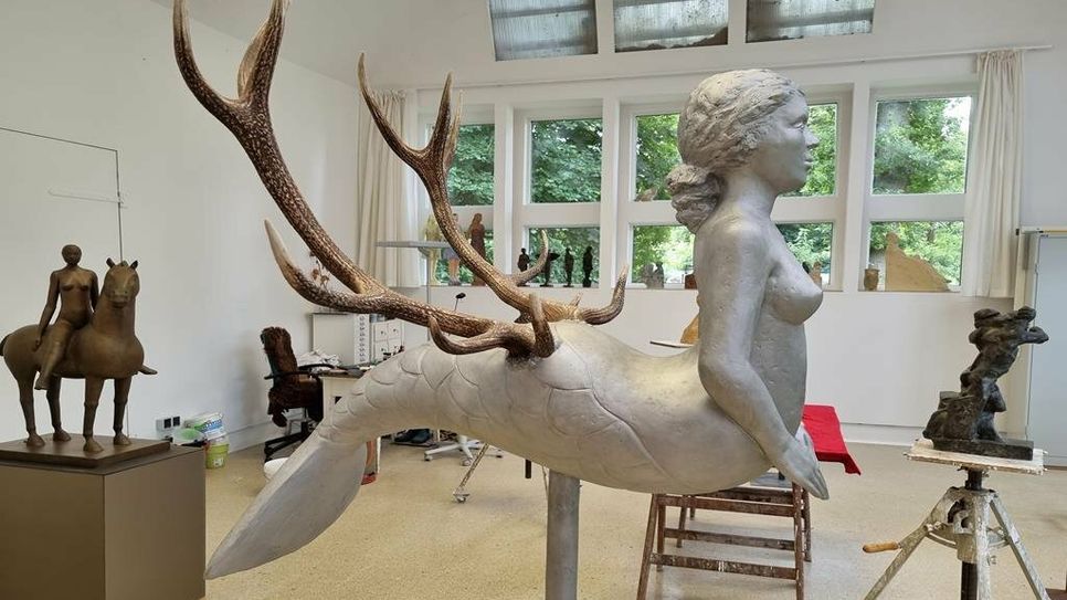 Diana, eine Aluminium-Skulptur von Gisela Eufe, die Symbiose von Mensch, Tier und Elementen. Foto: nek