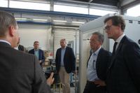 Timm Grotheer (vorne links von hinten) erklärt den Anwesenden den Ofenbau.