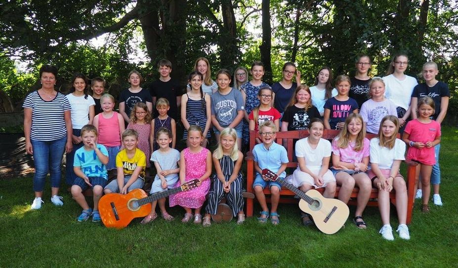 Einmal in einer großen Gruppe musizieren – das konnten die Schüler:innen in der Klangschmiede beim Sommerkonzert unter freiem Himmel.