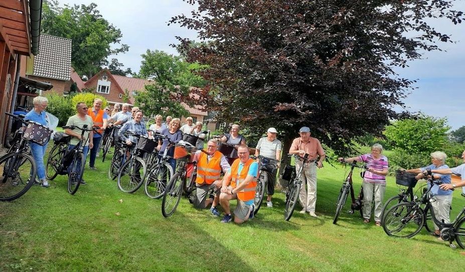 Diese Teilnehmer:innen traten kräftig in die Pedale bei der Fahrradtour ins Grüne.