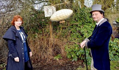 Heike Lauterbach unterstützt ihren Bruder Stefan bei seinen Videoprojekten. Das Mini-Luftschiff hat der Musiker selbst gebaut.