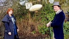 Heike Lauterbach unterstützt ihren Bruder Stefan bei seinen Videoprojekten. Das Mini-Luftschiff hat der Musiker selbst gebaut.