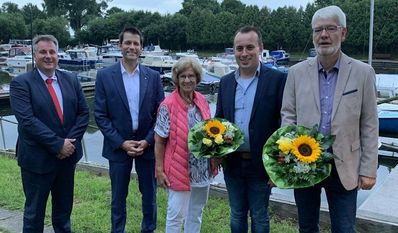 Von links: DRK-Kreisgeschäftsführer Patrick Grotheer, Präsident Thorben Prenntzell und Vizepräsidentin Annefriede Thoms mit den einstimmig wiedergewählten Marcus Oberstedt (Vizepräsident und
Konventionsbeauftragter) und Volker Lütjen (Schatzmeister). Es fehlt Kreisverbandsarzt Kai Hartung. Foto: eb