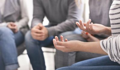 Im Landkreis gibt es ab sofort eine zweite Selbsthilfegruppe für Angehörige psychisch erkrankter Menschen. Foto: AdobeStock/Prostock-studio