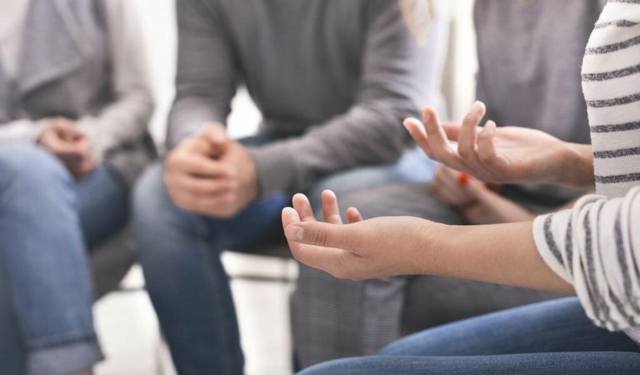 Im Landkreis gibt es ab sofort eine zweite Selbsthilfegruppe für Angehörige psychisch erkrankter Menschen. Foto: AdobeStock/Prostock-studio