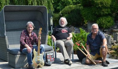 Die Musikfans Horst Penz (v. li.), Hans Borchardt und Jürgen Bösch haben drei Jahre lang recherchiert und etliche illustrierte Geschichten, Berichte und Anekdoten zusammengetragen.