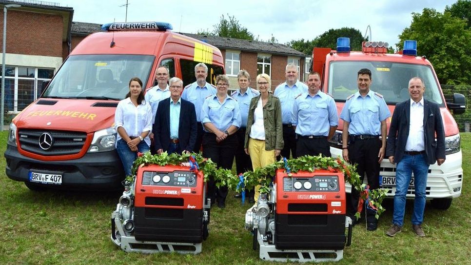 Bürgermeister Detlev Fischer (re.) übergab gemeinsam mit  Ratsmitglied Werner Schröder (3. v. li.) und der Erste Stadträtin Dr. Silke Fricke (Mitte) die Gerätschaften an die Feuerwehrleute.
