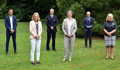 Fabian Bernert (v. li.), Ute Schwiebert und Torsten Oestmann von der Polizei mit Imke Colshorn, Landrat Hermann Luttmann und Ulrike Helle vom Landkreis.