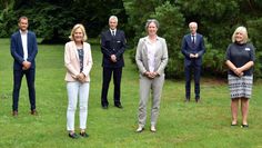 Fabian Bernert (v. li.), Ute Schwiebert und Torsten Oestmann von der Polizei mit Imke Colshorn, Landrat Hermann Luttmann und Ulrike Helle vom Landkreis.