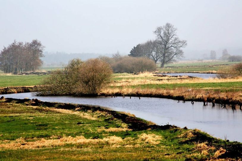 „Ich kann verstehen, dass viele Landwirte erst mal verhalten sind, wenn sie Begriffe wie ‚Naturpark‘ hören“, sagt Volker Kullik, Mitglied des Fördervereins Naturpark Teufelsmoor. Bei einem Infotermin bemühte sich der Verein, die Bedenken auszuräumen.