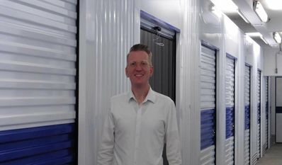 Timo Lindemann vor seinen Lagerboxen. Noch sind viele frei, wöchentlich werden aber neue vermietet. Foto: mf