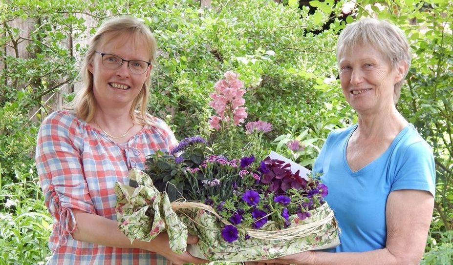 ABS-Mitarbeiterin Anette Brunkhorst (links) überraschte Marita Priwitzer und bedankte sich mit einem Blumenstrauß.
