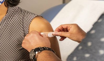 Der Landkreis wirbt gemeinsam mit niedergelassenen Ärzt:innen für die Corona-Impfung. Mittlerweile sei mehr als ausreichend Impfstoff vorhanden und Termine könnten schnell und unkompliziert vergeben werden. Foto: unsplash/CDC