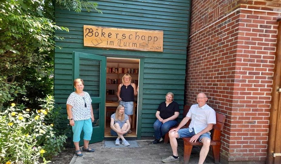 Freuen sich, dass der „Bökerschapp“ so gut ankommt: Christina Brandt (v. li.), Birthe Blanken, Sandra Pape, Sandra Hocke und Ortsbürgermeister Detlef Kück