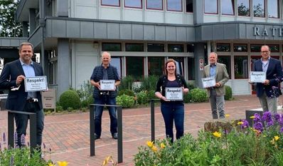 Geschäftsbereichsleiter und Bürgermeisterkandidat Marcel van der Pütten (v. li.), CDU-Ratsherr Kurt Buck, Verwaltungsmitarbeiterin Julia Bünnemann, SPD-Ratsherr Volker Kullik und Bürgermeister Axel Renken zeigen die Schilder und werben für Respekt.