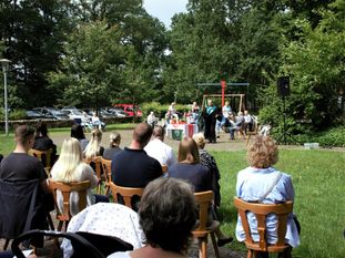Rund 80m Besucher:innen nahmen am Gottesdienst mit Pastor Florian von Issendorff teil.
