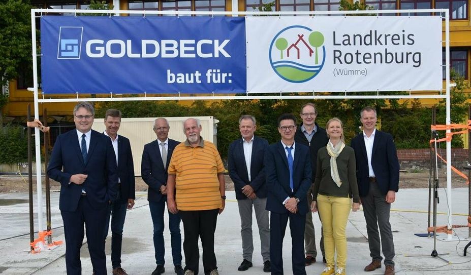 Die Grundsteinlegung fand in kleinerem Rahmen mit Vertretern des Landkreises statt.