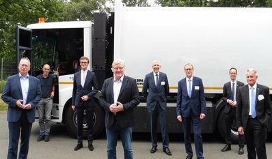 Wirtschaftsminister Bernd  Althusmann (Vierter von links) ist überzeugt, dass FAUN eine große Rolle in Niedersachsens Wasserstoffstrategie spielen wird. Foto: mf